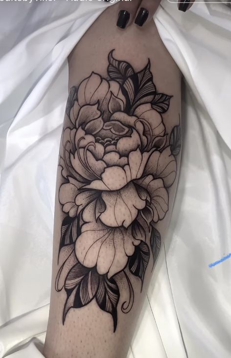 Flower Painting Tattoo, Neotraditional Flower Tattoo Black, Dark Plant, Free Tattoo Designs, Floral Tattoo Sleeve, Flower Tattoo Sleeve, Just Ink, Peonies Tattoo, Tattoo Feminina