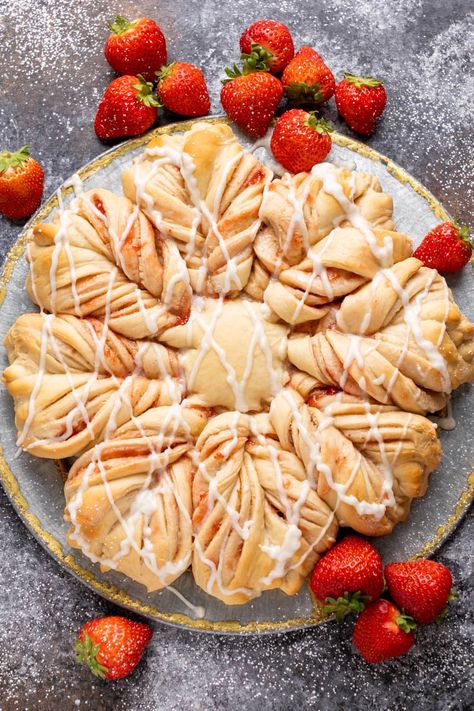 Snowflake Bread, Star Bread Recipe, Cheese Stars, Cheese Twists, Star Bread, Cream Cheese Bread, Cheese Bread Recipe, Strawberry Bread, Cranberry Cream Cheese