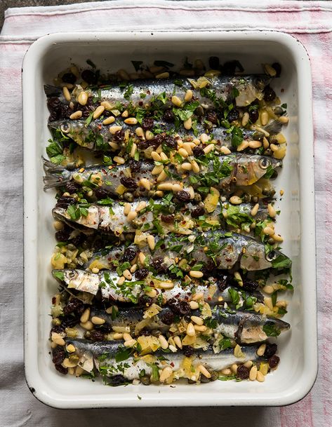 Pour un déjeuner léger, servez-les avec du pain croustillant, et pour un repas plus consistant, avec des pommes de terre au citron.. Découvrez la préparation de la recette "Sardines au four au citron confit et fruits secs" Baked Sardines, Lemon Food, Sardine Recipes, Preserved Lemon, Healthy Vegan Snacks, Diet Snacks, Light Lunch, Lemon Recipes, Vegetarian Diet