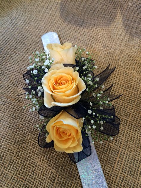 36 Navy ribbon and yellow rose corsage with babies breath Yellow Rose Corsage, Bridemaid Flowers, Yellow Corsage, Sunflower Corsage, Prom Flowers Corsage, Yellow Wedding Theme, Boutonnieres Prom, Corsage And Boutonniere Set, Navy Ribbon