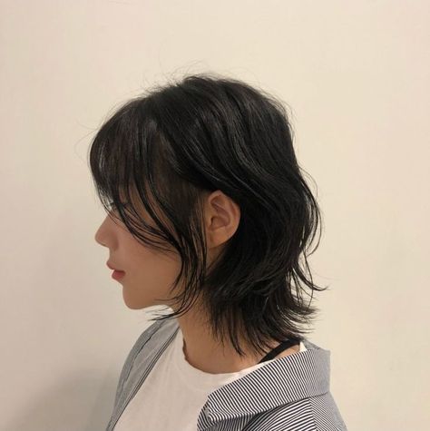 Asian Wolfcut Woman Short, Shoulder Length Hair Wolfcut, Wolf Cut Short Hair Straight, Wolfcut Shoulder Length, Wolf Cut Thick Hair, Short Wavy Wolf Cut, Asian Wolfcut, Korean Wolf Cut Hair Short, Wolf Cut Shoulder Length