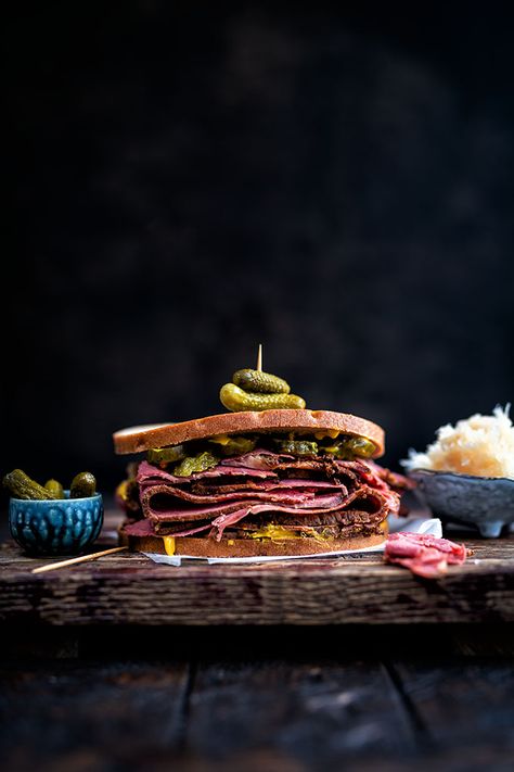 Smoked Meat Photography, Smoked Pastrami Recipe, Smoked Meat Sandwich, How To Make Pastrami, Homemade Pastrami, Pastrami Recipe, Bar Photography, Hotel Menu, Pastrami Sandwich