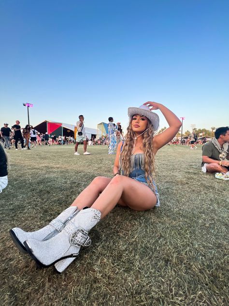 Cowboy Boots Festival Outfit, Outfit Cowboy Boots, Outfit Cowboy, Festival Outfit Ideas, Cowboy Boots Outfit, Festival Fits, Rhinestone Outfit, White Cowboy Boots, Outfit Festival