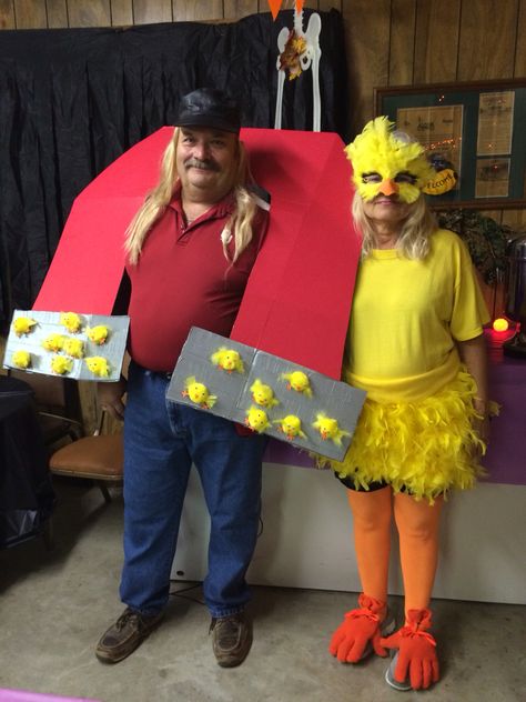 Couples Halloween Costumes- Chick Magnet & big chick Chick Magnet Costume, Magnet Costume, Halloween Crafts Ideas, Chicken Costumes, Halloween Birthday Party, Couples Halloween, Halloween 2018, Halloween 2017, Easter Dress