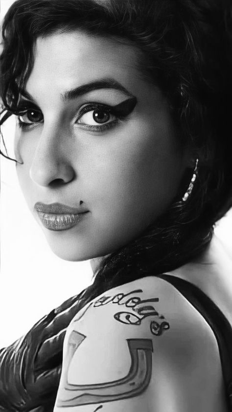 Amy Winehouse Photos, Black And White Celebrity Photos, Amy Winehouse Portrait, Amy Winehouse Black, Amy Winehouse Style, Female Rock Stars, Amy W, Miss X, Hollywood Music