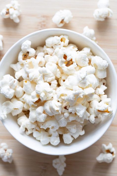 Popcorn seasoning and flavor ideas Butter– Place the popcorn into a ziplock bag and drizzle melted butter and salt over it. Give the bag a good shake, then transfer into a serving bowl. Caramel– Make a simple caramel and cover the popcorn with it. Bake it in the oven, stirring regularly, until golden and crispy. Nacho cheese– Add nacho seasoning from the packet (available in the spice aisle) or add cheddar seasoning with smoked paprika, garlic salt, and onion. Salt and vinegar– Whisk togethe Popcorn Healthy, Air Popper, Whole 30 Snacks, Healthy Popcorn, Homemade Popcorn, Air Popped Popcorn, Thanksgiving Coloring, Popcorn Seasoning, Healthy Plant Based Recipes