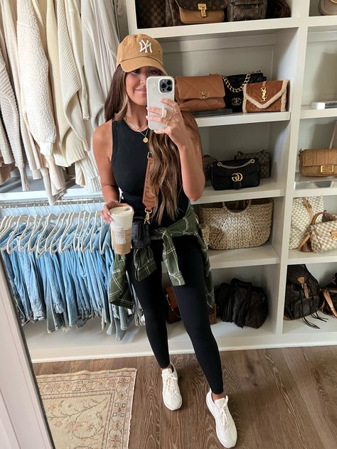 Spring Gym Outfits, Black Leggings Outfit Summer, Sporty Mom Outfits, Leggings Outfit Spring, Baseball Mom Outfits, Gym People, Leggings Outfit Summer, Leggings Outfit Casual, Cute Outfits With Leggings