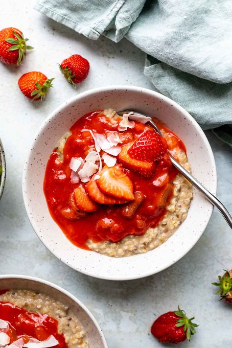 Porridge with Strawberry-Rhubarb Compote Strawberry Rhubarb Compote, Good Carbs, Porridge Recipes, Delicious Clean Eating, Fruit Compote, Healthy Carbs, Coconut Rice, Strawberry Rhubarb, Spring Recipes