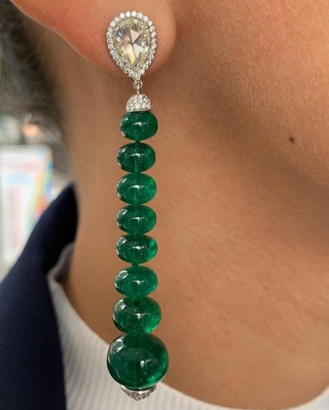 Diamondguide(Susan Javidi): “... ♦️Ronald Abram Impressive Emerald beads earrings suspended from charming rose cut pear shape diamonds, 68.52 carats. 🔲Hong Kong-based…” Emerald Bead, Jewelry Boards, Beads Earrings, Pear Shaped Diamond, Exquisite Jewelry, Pear Shape, Rose Cut, Tiffany & Co., Pear Shaped