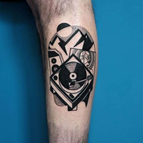 Awesome black DJ tattoo project by Italian tattoo artist Luca Font Audiophile Tattoo, Dj Tattoo Ideas For Men, Dj Tattoo Designs, Jazz Tattoo, 23 Tattoo, Dj Tattoo, Hop Tattoo, Hip Hop Tattoo, Guitar Tattoo Design