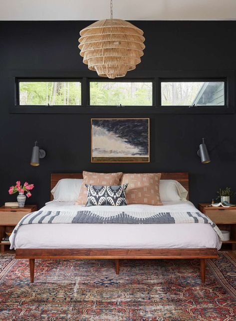 midcentury-bedroom-black-walls-bed-0zS4uM3WafC9zY0_pk_7mc Monochrome Bedroom, Bedroom Vibes, Black Accent Walls, Mid Century Modern Bedroom, Bedroom Accent, Accent Wall Bedroom, Black Bedroom, Bedroom Black, Bedroom Paint