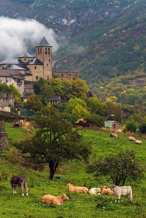 Pueblos encantadores de Huesca para disfrutar de la montaña - Foto 3 Pueblos Aesthetic, Aragon, Most Beautiful Places, Places To Go, Beautiful Places, Vision Board, Favorite Places, Spain, Natural Landmarks