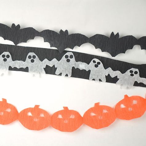 Picture of Easy Halloween Paper Chain Streamers Halloween Paper Chain, Halloween Streamers, Crepe Paper Decorations, Halloween Diy Paper, Diy Streamers, Halloween Foods, Crepe Paper Streamers, Birthday Bear, Hallowen Ideas