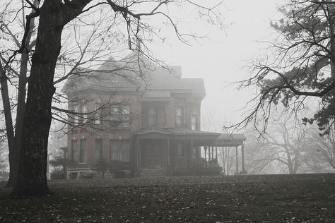 On dirait la maison de Forrest Gump. / Looks like the  house  of  Forrest  Gump. House Mansion, Scary Houses, Creepy Houses, Spooky Places, Spooky House, Haunted Houses, Victorian House, House Book, Haunted Places