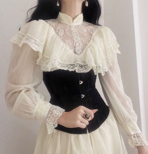 Mode Harajuku, Old Fashion Dresses, Dresses Aesthetic, Princess Dresses, Fairytale Dress, Vestidos Vintage, Black Corset, Fantasy Fashion, Wisteria