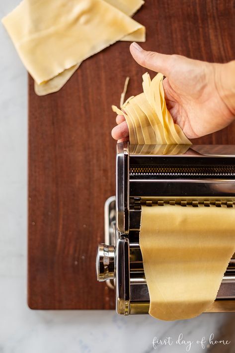 Making pasta noodles with pasta machine Linguine Noodle Recipes, Homemade Pasta With Machine, Homemade Linguine Noodles, Homage Pasta, Homemade Spaghetti Pasta, Homemade Spaghetti Noodles, Pasta Tutorial, Homemade Pasta Noodles, Basic Dough Recipe