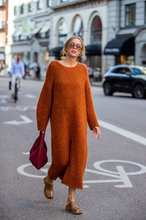 Street Style - Day 3 - Copenhagen Fashion Week Spring/Summer 2022 Casual Wear Dress, Copenhagen Style, Copenhagen Fashion Week, Looks Street Style, Long Sleeve Knit Dress, 가을 패션, Inspiration Mode, Looks Style, Mode Inspiration