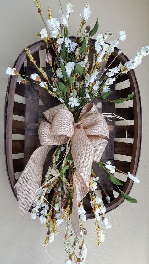 Basket Arrangement, Diy Rustic Home, Farmhouse Decor Rustic, Primitive Homes, Handmade Things, Weekly Schedule, Kitchen Decorating, Decor Guide, Country Farmhouse Decor