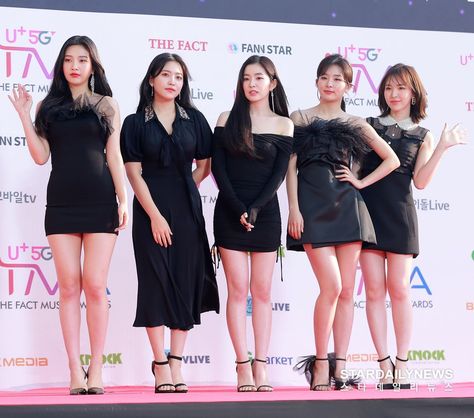 Red Velvet Red Carpet, Blackpink Red Carpet, Kpop Red Carpet, Carpet Outfits, Flirty Outfits, Group Pic, Red Carpet Outfits, Velvet Fashion, Asian Outfits