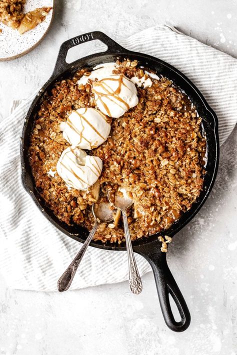 This apple crisp is completely gluten free and vegan! It's so easy to make and is perfectly spiced using Watkins Organic Ground Cinnamon and Organic Ground Nutmeg. With a layer of crisp in both the bottom and top, it makes the best gluten free apple crisp! #applecrisp #appledishes #glutenfree #vegan #butternutbakery Apple Crisp Gluten Free, Gluten Free Apple Crisp Recipe, Best Apple Crisp Recipe, Vegan Apple Crisp, Butternut Bakery, Gluten Free Apple Crisp, Best Apple Crisp, Easy Apple Crisp Recipe, Honey Crisp