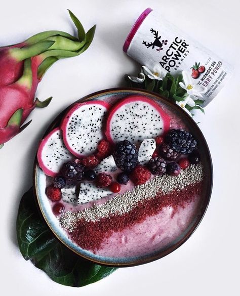 strawberry dragonfruit smoothie bowl Dragon Fruit Overnight Oats, Dragonfruit Smoothie Bowl, Smoothies Bowl, Dragon Fruit Smoothie Bowl, Dragon Fruit Smoothie, Raw Vegan Desserts, Overnight Oat, Make Your Life Better, Food Bowls