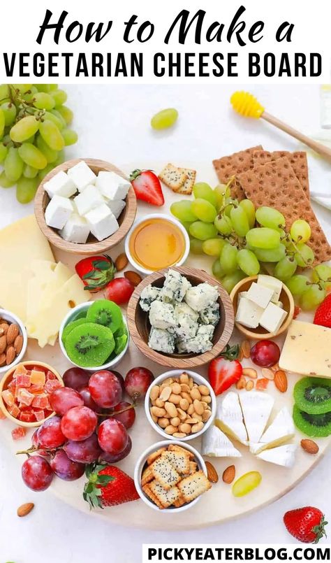 Vegetarian Cheese Board, Vegetarian Buffet, Cheese Board Easy, Small Cheese Boards, Vegetarian Platter, Cheese Charcuterie Board, Healthy Cheese, Holiday Cheese, Food Platter