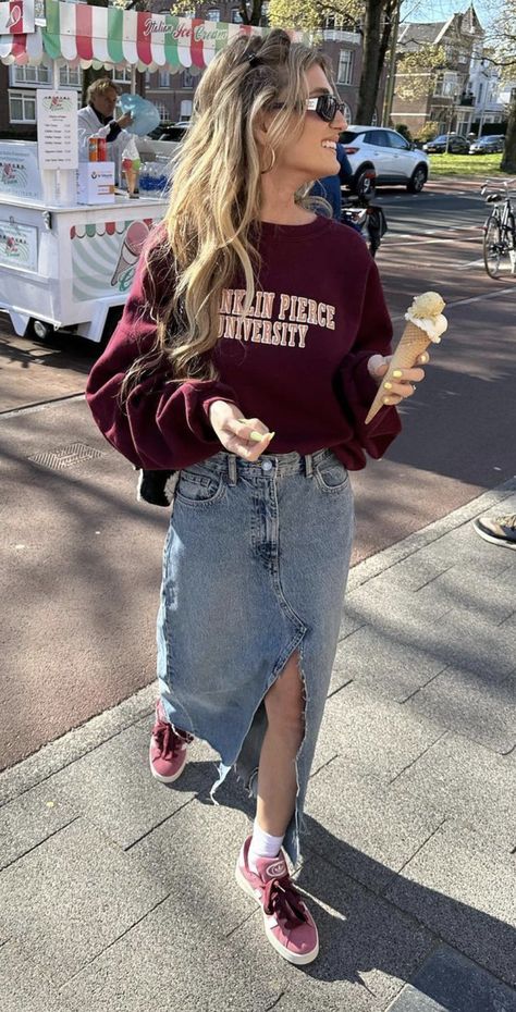 Sweatshirt With Denim Skirt, Jeans Midi Skirt Outfit, Sweatshirt Jeans Outfit, Skirt With Sweatshirt, Denim Skirt Street Style, How To Style Braids, Style A Denim Skirt, How To Style A Denim Skirt, Denim Skirt Outfit Ideas