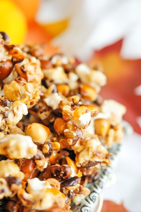 Elevate your fall snack game with these 25 aesthetically pleasing treats. From vibrant colors to creative presentations, these fall snacks are perfect for capturing those Insta-worthy moments.  Whether you're sharing them with friends or posting them online, these snacks are sure to get you lots of likes. 25 Aesthetic, Cozy Fall Recipes, Fall Snacks, Game Snacks, Stuffed Mini Peppers, Sweet Potato Chips, Comfort Dishes, Candied Pecans, Chocolate Covered Pretzels