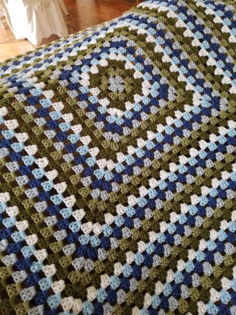 Blue And Green Granny Square Blanket, Green Granny Square Blanket, Large Granny Square Blanket, Large Granny Square, Crochet Blanket Colors, Crochet Throw Pattern, Knitting Hacks, Crochet Fish, Knitting Pin