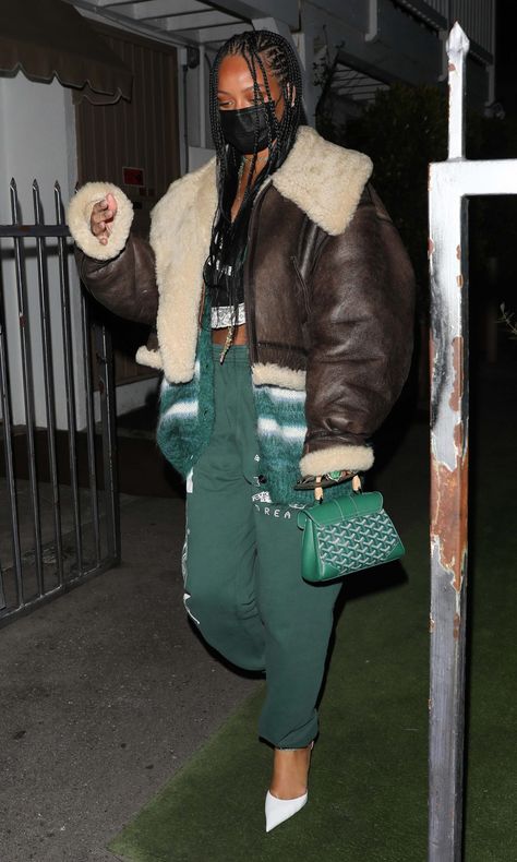 Green Sherpa Jacket Outfit, Amina Muaddi Outfit, Green Leather Jacket Outfit, Shearling Jacket Outfit, Sherpa Jacket Outfit, Rihanna Looks, Green Leather Jackets, Green Joggers, Aviator Jacket