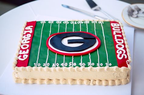 Such a #neat #groomscake! #GoDawgs! ::Jordan + Michael's cheerful outdoor wedding at Cloverleaf Farms in Arnoldsville, Georgia:: #almamatercake #UGAcake #UGAfootball #footballcake #collegefootball #footballfans #Georgia #GAweddings #weddingphotography Georgia Bulldog Cake Ideas, Georgia Bulldogs Cake, Groomsman Cake, Bulldog Cake, 8th Birthday Cake, Georgia Football, Creative Wedding Cakes, Football Cake, Georgia Bulldogs