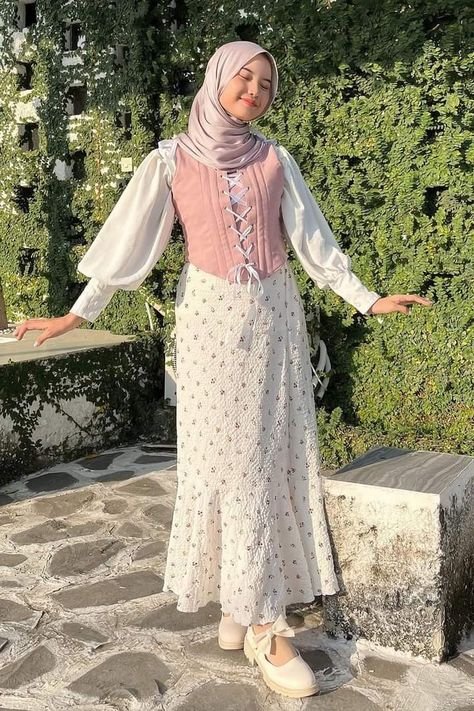 Belanda Outfit, Pink Dress Hijab, Muslimah Fashion Outfits Dresses, Vintage Outfit Hijab, Outfit Vintage Hijab, Pink Outfit Hijab, Ootd Pastel, Outfit Hijab Ideas, Modest Girly Outfits