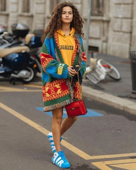 Mellow Yellow - Imgur Edgy Summer, Walking Down The Street, Fashion Edgy, Estilo Hippie, Amazing Fashion, Summer Ideas, Fashion Weeks, Looks Style, Milan Fashion