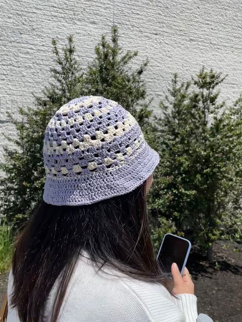 Granny stitch crochet hat Crochet Bucket Hat Outfit, Granny Stitch Bucket Hat, Geometric Knitting, Cover Design Ideas, Crochet Baby Cap, Stitch Summer, Granny Stitch, Crochet Hair Clips, Crochet Frog