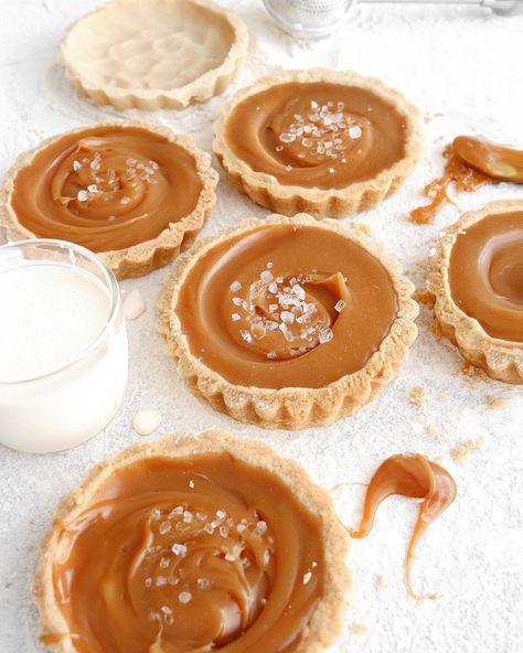 6 Ingredient Salted Caramel Tartlets - The Little Blog Of Vegan Salted Caramel Tartlets, Caramel Tartlets, Butterscotch Tart, Caramel Tart Recipe, Caramel Tarts, Vegan Caramel Apple, Salted Caramel Tart, Caramel Apple Cake, Caramel Filling