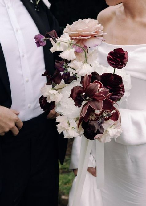 Dalia Wedding Bouquet, Moody Bridal Bouquet, Wedding Basics, Bouquet Shapes, Moody Wedding Flowers, Wine Colored Wedding, Aesthetic Shots, Ballerina Wedding, Black And White Wedding Theme