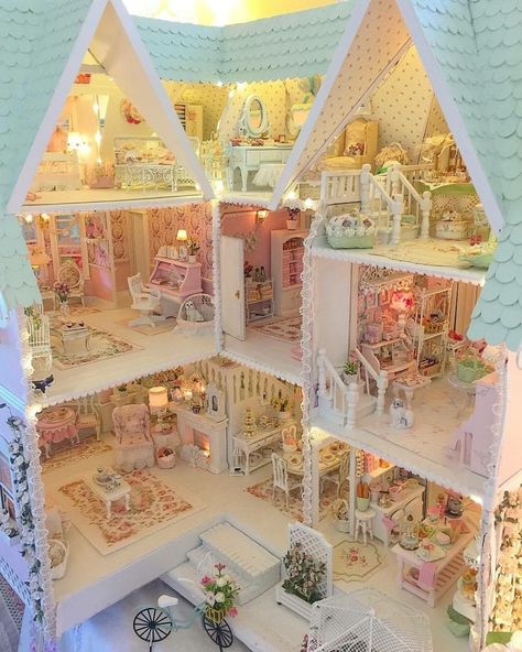 Large Doll House, Coquette House, Pink Dollhouse, Doll House Plans, Mini Doll House, Dolls House Interiors, Miniature Rooms, Barbie House, Miniature Houses