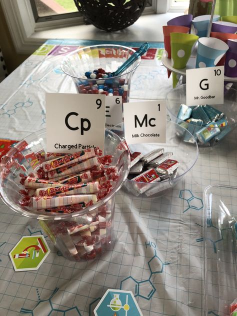 Lab Theme Party, Chemistry Party, Chemistry Party Food Ideas, Chemistry Lab Decoration Ideas, Science Candy Bar, Science Cake, Nerd Party, Scientist Birthday Party, Mad Scientist Birthday