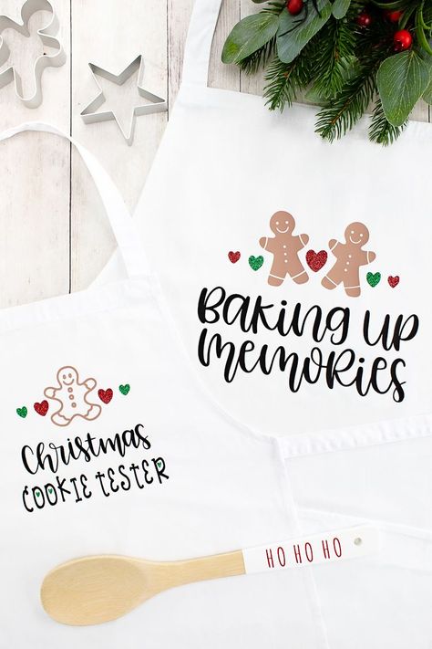 Mommy & Me DIY Christmas Aprons with a Cricut machine and Iron-on with a kiddie chef hat! #cricut #christmascrafts #ironon #cricutcrafts #christmasgifts Diy Christmas Kitchen Towels, Diy Christmas Kitchen, Cricut Projects Christmas, Chef Hats For Kids, Cricut Christmas Ideas, Cricut Christmas, Christmas Aprons, Cricut Explore Air, Cricut Projects Vinyl