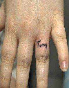 The only tattoo I've ever wanted or considered getting.......Tanner's name on my ring finger. Husband Name Tattoo, Tatoo Ring, Husband Name Tattoos, Small Name Tattoo, Girl Finger Tattoos, Tattoo On Finger, Wedding Band Tattoo, Polish Tattoos, Cute Finger Tattoos