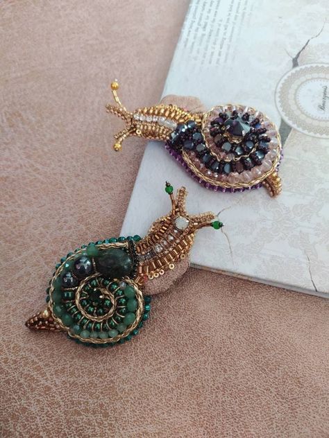 "Beautiful snail brooch is lovely handmade by me. 💓 This pin can be adorable add to your outfit or can be great gift for your close person, relatives. SIZE Size: ~ 3.74\" (9.5 cm) MATERIALS Made of czech seed beads, glass crystal, glass beads and sequins. Back side made of faux leather. Beaded jewelry requires careful and loving care. Avoid contact with hairspray, perfume, water, bleaches & lotions. Avoid over exposure to humidity, heat & sun. Gently wipe your jewelry with a soft cloth Beaded Pins Brooches, Handmade Brooches Ideas, Beaded Brooch Diy, Beaded Knitting, Leather Beaded Jewelry, Snail Art, Beaded Art, Unique Brooch, Seed Beading