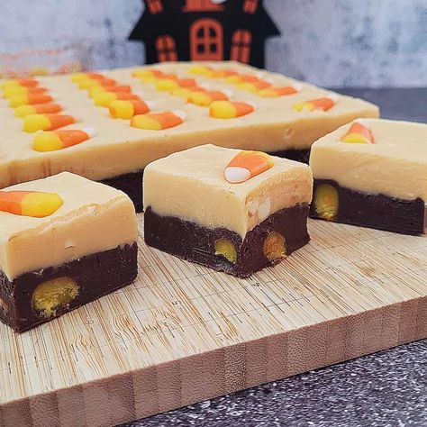 Halloween Candy Corn Fudge Homemade Halloween Candy, Halloween Fudge, Candy Corn Desserts, Halloween Candy Recipes, Homemade Halloween Treats, Candy Corn Recipe, Corn Food, Scary Food, Halloween Candy Corn