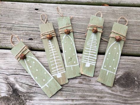 Shabby Tree Christmas Ornaments made with repurposed wooden shims. Farmhouse Christmas Tree Ornaments, Rustic Tree, Primitive Holiday Decor, Rusty Barn Stars, Christmas Trees, Wood Ornaments Wood Shim Projects, Grandmother Christmas Gift, Farmhouse Tree, Chic Christmas Decor, Farm Christmas, Shabby Tree, Fabric Christmas Trees, Farmhouse Christmas Tree, Angel Crafts