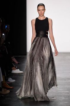 Elegante Y Chic, Carmen Marc Valvo, Fashion Gowns, Moda Vintage, Gorgeous Gowns, Beautiful Gowns, Fashion Week Spring, Fancy Dresses, New York Fashion Week