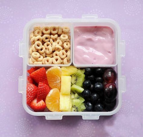 Use fruit, yogurt and cereal to make this healthy snack. Bento Box Recipes, Resep Salad, Toddler Lunches, Healthy School Lunches, Healthy School, Resep Diet, Snacks Saludables, Deilig Mat, Bento Lunch