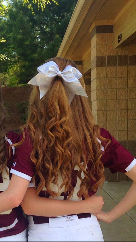 Hair For Softball Pictures, Softball Picture Hairstyles, Cheer Hairstyles, Volleyball Hair Bows, Sporty Hair, Softball Picture, Ponytail Hairstyle Ideas, Softball Pics, Softball Photos