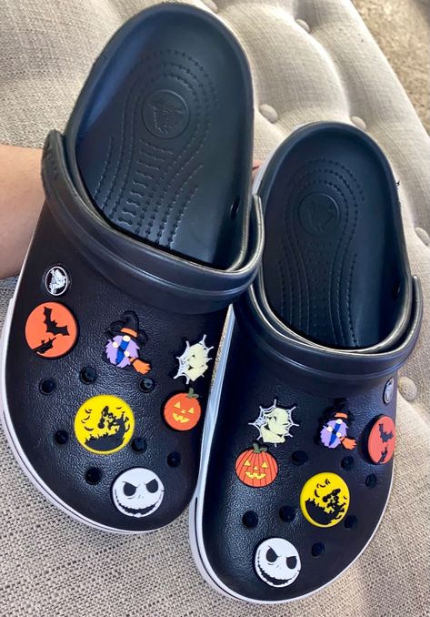 Halloween Crocs, Black Crocs, Crocs Fashion, Crocs Jibbitz, Spooky Szn, Crocs Shoes, Aesthetic Hair, Sneaker Head, Halloween Themes