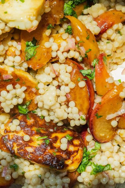 Halloumi and Couscous Salad - The Fit Peach Caramelized Peaches, Halloumi Salad, Grilled Halloumi, Filling Dinner, Lemon Pasta, Couscous Salad, Peach Juice, Yummy Salad Recipes, Cheese Salad