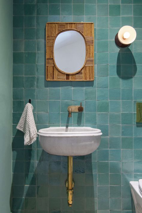 Colorful Powder Rooms: Ideas for Using Paint, Tile and Accessories to Brighten the Bathroom Elizabeth Roberts, Dark Green Kitchen, Turquoise Tile, Built In Sofa, Bad Inspiration, Tile Trends, Cobble Hill, Mosaic House, Chic Bathrooms