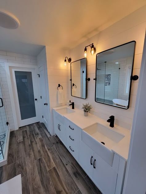 EXPERT SOLUTIONS FOR BATHROOM RENOVATIONS Raised Ranch Bathroom Remodel, Easy House Renovations, Master Bath No Tub, Fixer Upper Bathroom Ideas, Connecting Bathroom, Bathroom Reno Ideas, Floors For Bathroom, Barndo Interior, Ideas For Bathrooms